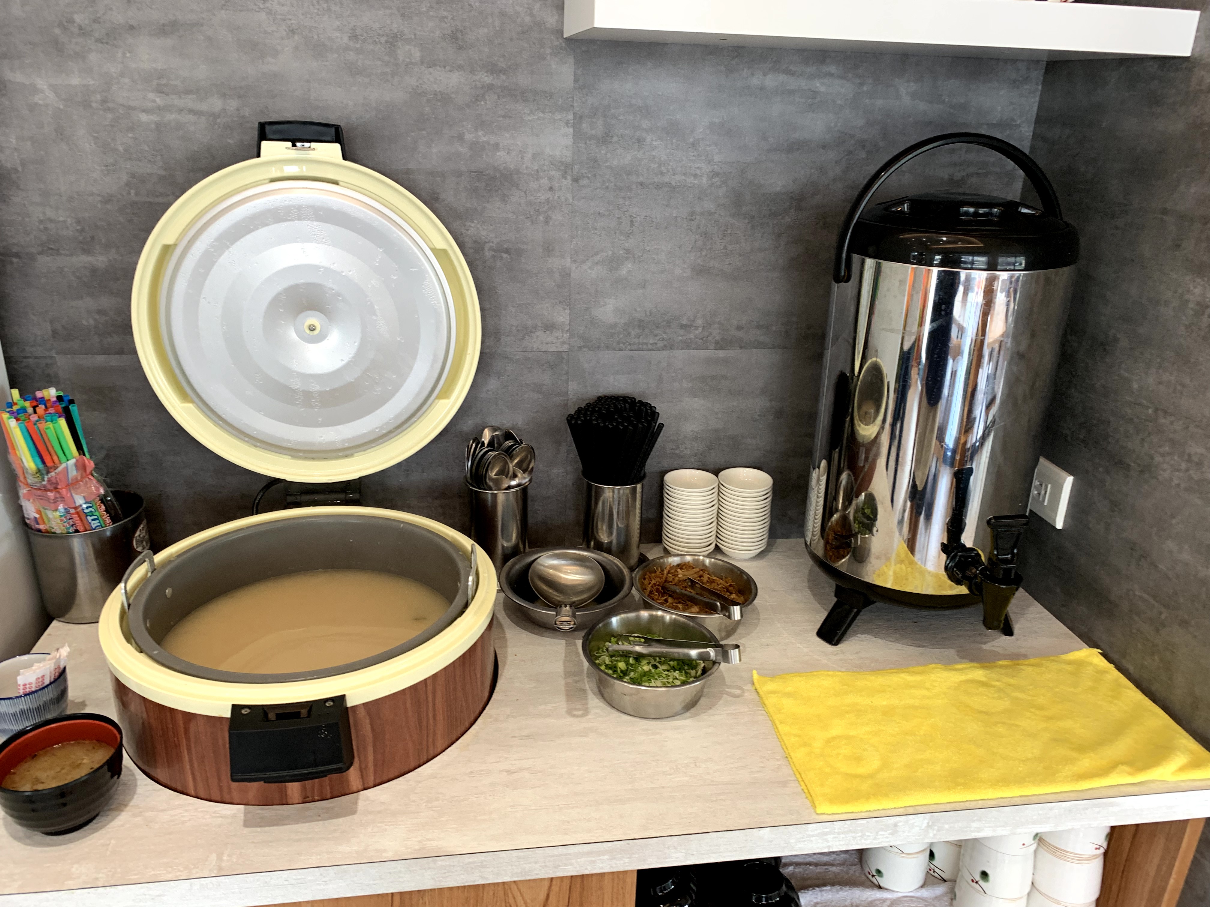 味噌湯、茶及餐具自助區